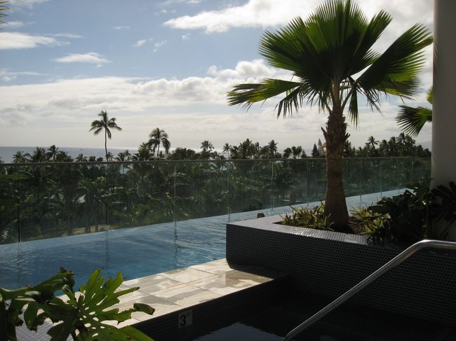 テニスの後はのんびりホテルのプールバーで