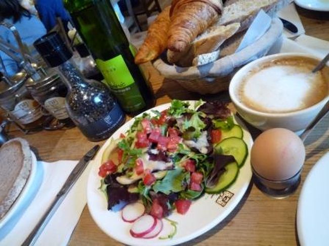 ブレックファーストゆでタマゴ付で１１ユーロ。<br />＋サラダをシェア。<br /><br />ブレックファーストセットは、パン盛り合わせ＆ジャム食べ放題＆ゆでタマゴ＆ドリンク。<br /><br />パンがめっちゃウマッ！！！<br />特にクロワッサンが最高ーーっ！！！<br />タマゴもイイ感じで半熟だし、最高の朝食！