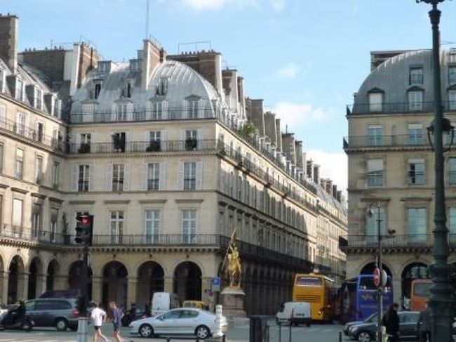 大満足の朝食を終えて、ルーヴルまでお散歩。<br /><br /><br />金ピカのジャンヌ・ダルク。