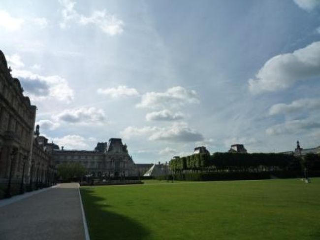 直ぐそこには、ルーヴルのピラミッドが。