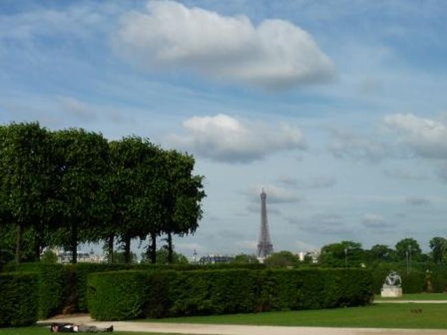 初エッフェル塔！<br />何か感動〜☆<br />お初にお目にかかります、エッフェル姉さん！<br /><br /><br />以降、何故かエッフェル塔のことをエッフェル姉さんって呼んでいた私達。。（笑）