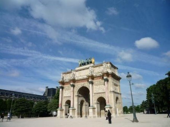 カルーゼル凱旋門。<br /><br />ナポレオン遠征の勝利を祝い、１８０６〜０７年に建てられたんですって。<br /><br />