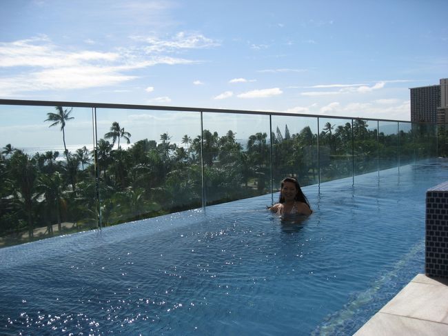 ホテルのプールでのんびり