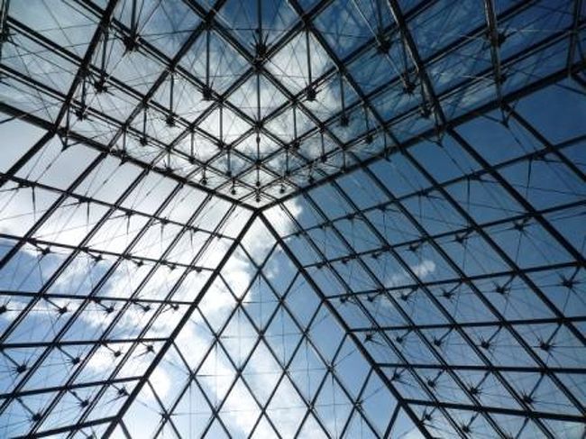 いよいよ、ルーヴル美術館に入場！<br />１日かけてゆーっくり回りたいけど・・・<br />弾丸の私達にはそんなに時間がなーい！<br />有名なのだけ抑えてね〜<br /><br /><br />ガラスピラミッドの内側から。<br />