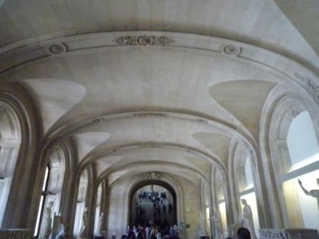 まずは、回廊をひたすら真っ直ぐ行って・・・