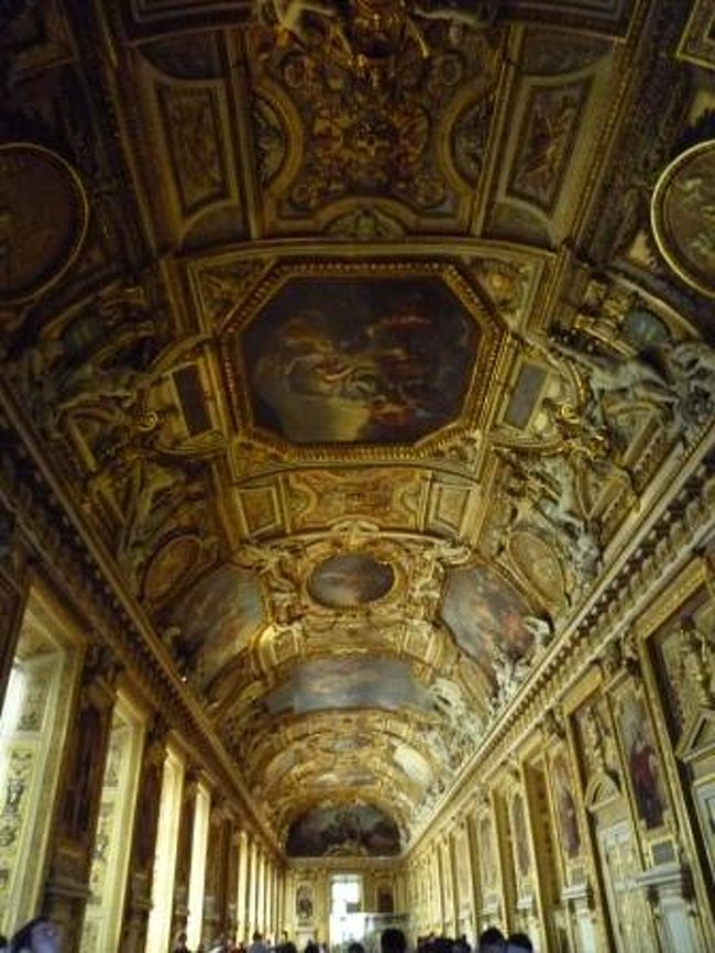 ここもすごーい煌びやか！<br />昨日のベルサイユ宮殿を髣髴とさせる感じ。