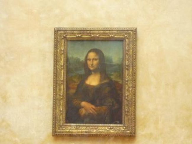 モナリザ。<br /><br />世界的に知らない人がいない一枚。<br />１５０３〜０６年、レオナルド・ダ・ヴィンチ作。<br />通称『ジョコンド』。ルーヴルのコレクション第一号。<br /><br />意外と小さい絵なんだね。<br />昔、小学校にレプリカがあってその前通るのが怖かったんだけど、、今は『ダヴィンチ・コード』読んだせいか、超観たかった〜！<br />かなり満足♪