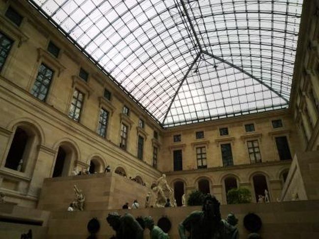 じっくりゆっくり芸術を楽しんでいる人、学生達がスケッチしていたり・・・<br /><br />作られた場所や年代が違うもの達が、同じ場所に集められてるって何だか不思議な感じ。<br />それぞれの作品の前に立つとタイムスリップした気になる。