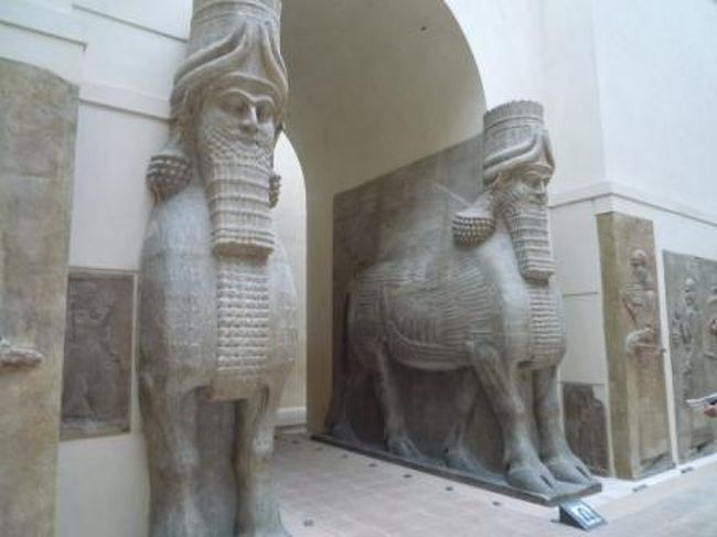 有翼人面牡牛像。<br /><br />古代オリエント部門。<br />紀元前７２０年頃、アッシリア帝国・サルゴン２世の宮殿跡で発掘される。<br /><br /><br />いつか、遺跡を巡る旅もしてみたいな〜