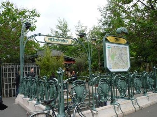 ささ次々。地下鉄でシテ島へ。<br /><br /><br />このメトロの出入り口、ホーンデットマンション風に見えるのは私だけ？？