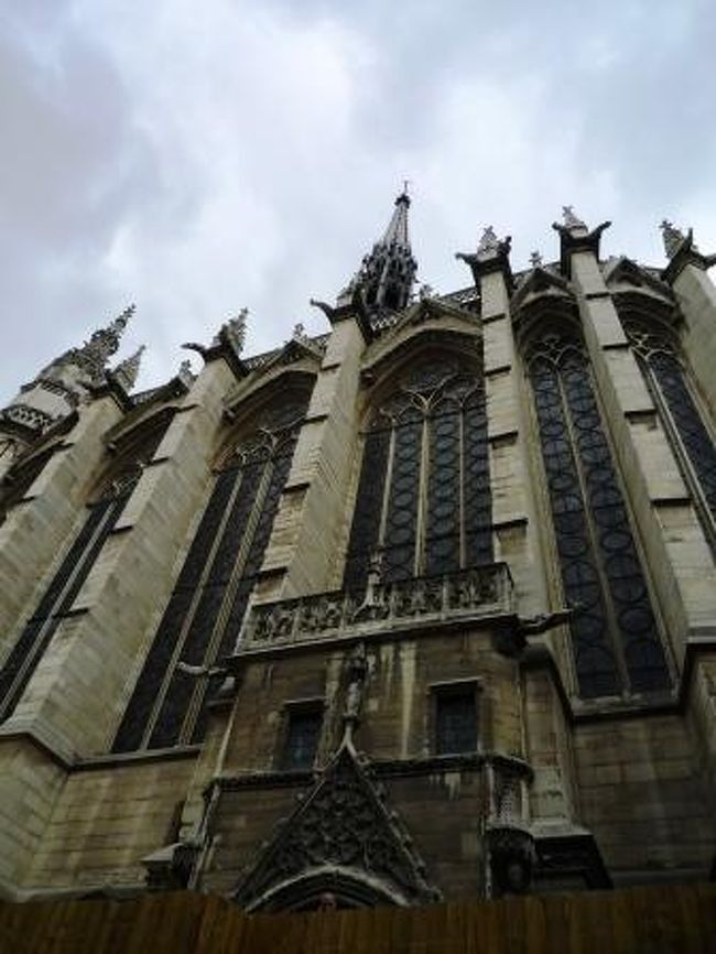 サント・シャペル。<br /><br />１２４８年に完成した後期ゴシックの傑作。<br />王家が使用した２階の礼拝堂には端から端までステンドグラスがびっしり。<br />１１３４の聖書の物語を表現している。