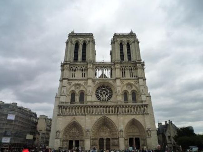 ノートルダム寺院。<br /><br />シテ島っていったら、やっぱりここ。<br />１１６３年の着工から１７０年がかりで完成した、ゴシック建築の教会。<br />ノートルダムとは、聖母マリアを指す言葉。<br /><br />塔にも登りたかったけど、長蛇の列。。<br />諦めて内部のみ。