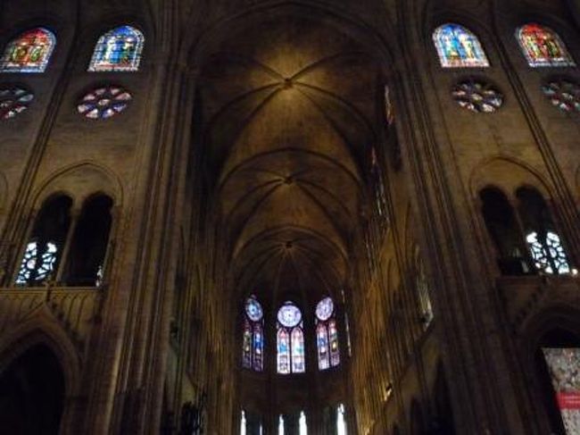 とっても大きい教会だな。<br />天井の高さは３２ｍ。<br /><br />この雰囲気に自然と口が利けなくなる・・・