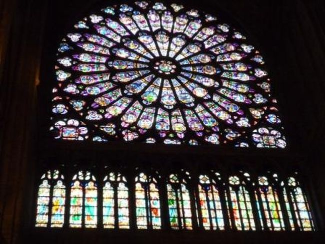 南側のバラ窓は、必見！