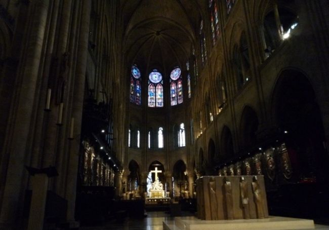 祭壇に施されたピエタ像。