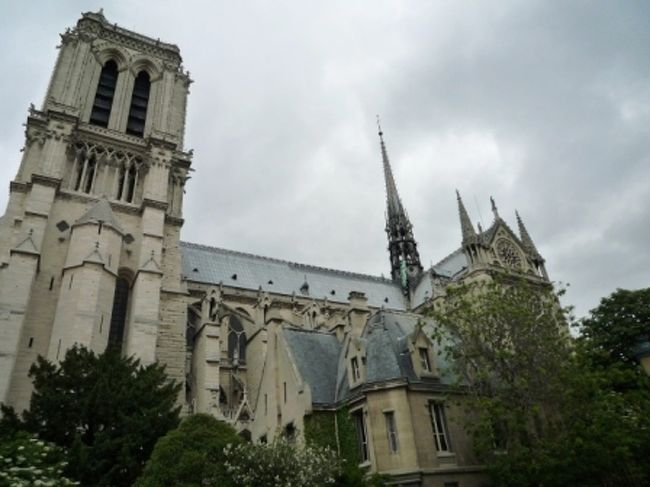 横からのノートルダム寺院。