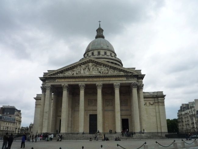 さっ、次！<br />ミュージアムパスの期限が今日までだから、極力回らないと！<br /><br />パンテオン。<br /><br />地下に偉人たちが眠るドーム墓所。<br />マルチン・ルターやヴィクトル・ユゴー、キュリー夫妻が眠る。<br /><br />地下には沢山の棺が・・・<br />心なしかとってもひんやり。。。<br />