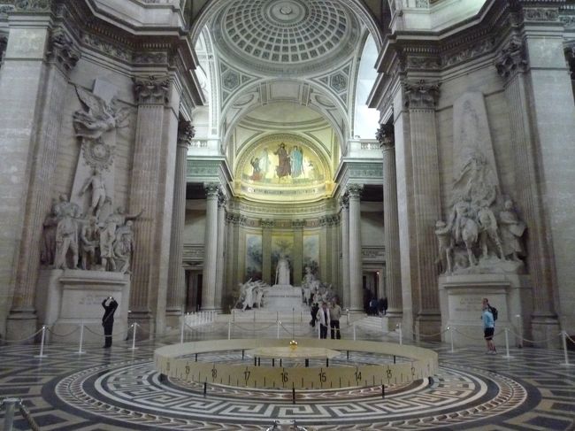 レオン・フーコーが、このドームを使って振り子の実験を行って、地球の自転を証明したらしい。