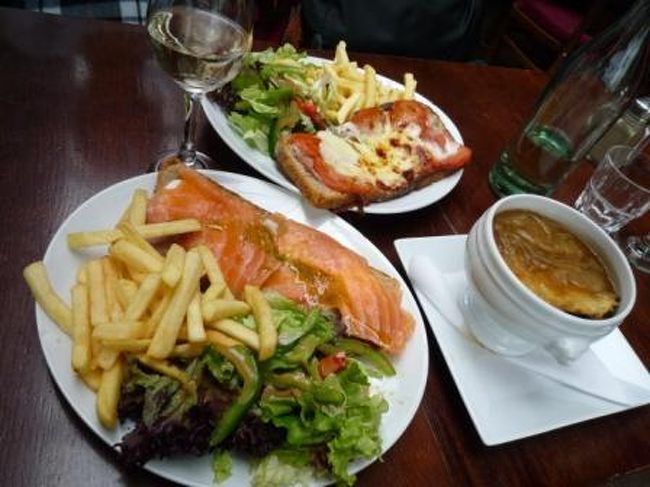 ちょっぴり遅くなっちゃったけど、ランチ！<br />近くにあったカフェで。<br /><br />トマト＆モッツァレラのクロック・ムッシュとスモークサーモンのクロック・ムッシュ、オニグラスープ、白ワイン。<br />ぷらっと入ったカフェだけど、なかなか美味しかった〜！<br /><br />