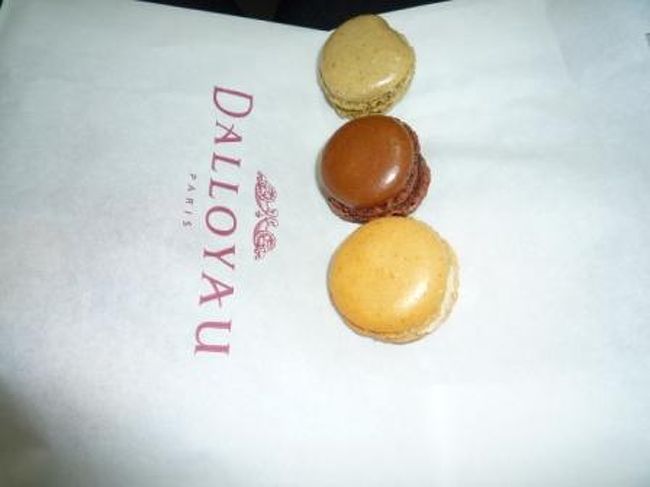 食後のデザート②<br /><br />『ＤＡＬＬＯＹＡＵ』のマカロン。<br /><br />日本でもお馴染みのフランス菓子・お惣菜のお店。<br />ピスタチオ・チョコレート・シャンパン味。<br /><br />自分で作るほどマカロン好きな私。<br />上手に出来てるなーって当たり前か（笑）<br />しかも、超美味しぃ！<br />
