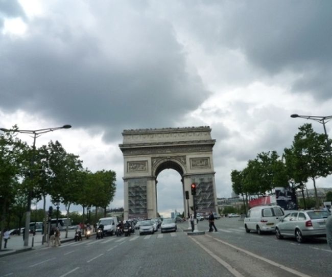 さぁて、本日最後の観光スポットへ。<br /><br />凱旋門。<br /><br />シャルル・ド・ゴール広場に立つ巨大な門。<br />ナポレオンが造らせたもので１８３６年に完成。<br /><br />残念なことに壁面を彩る彫刻は、現在清掃中・・・<br />とにかく、で、でかい！