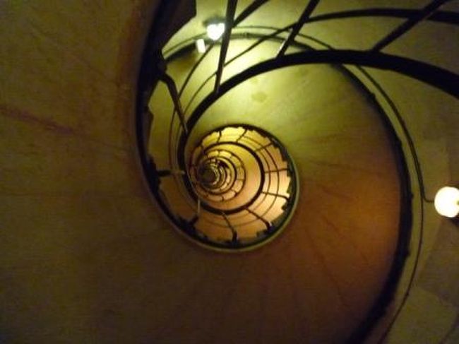 ぐるぐるぐるぐる・・・徒歩で螺旋階段を登ります。<br />屋上の展望台まで約２７０段。<br /><br />目が回るし、気が遠くなる。。。