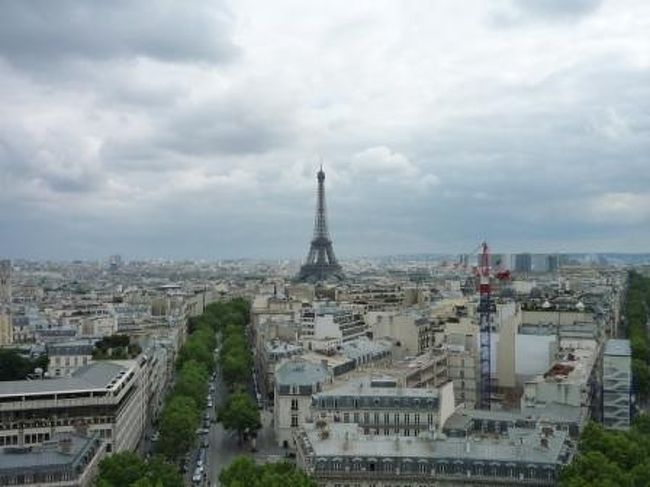 ふぅーふぅー言いながら、やっと屋上！<br /><br />頑張った甲斐があった〜！<br />３６０度パノラマ！<br />眺め最高〜☆<br /><br />また会いましたね！エッフェル姉さん！