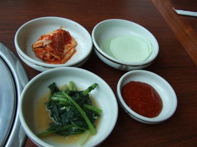 成田9：45発だったので7時過ぎに成田に着き、朝マックを食べ、機内食も食べてしまいました。。。<br />ランチだというのに本日3食目です^^;<br /><br />【機内情報】<br />大韓航空。成田→済州島直行便です。<br />CAは日本語ペラペラかと思ったらそうでもなかった。。。<br />ドリンクオーダーでスープを頼もうとしたらスープはなかった(ToT)<br />娘はオレンジジュースを頼んだら機内食自体にもオレンジジュースが付いていてダブルになってしまった(笑)<br />