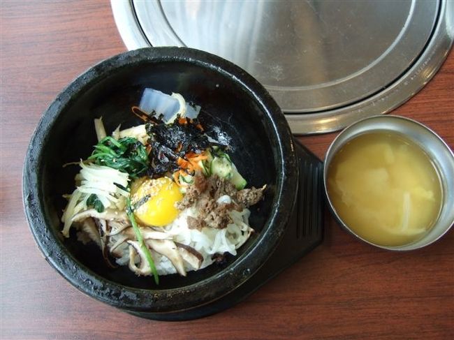 空港に着くと少し雨が降ってましたが、ランチを食べる頃にはやんでました。<br />ただ、風が強かった。。。<br />さすが「三多島」です。<br />（三多とは石と風と女が多いという事）<br /><br />ランチは石焼ビビンバ！