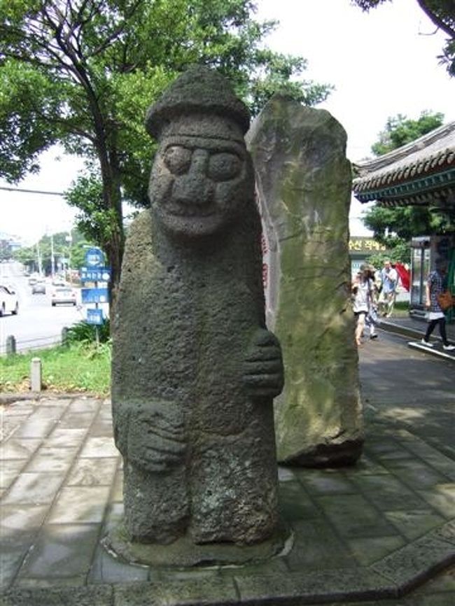 大きな目、大きな団子鼻、真一文字に閉じた口。<br />韓国伝統の帽子（モジャ）をかぶり、両手を腹部で合わせるのが共通の特徴です。<br /><br />右手が上なのは学者という意味、左が上なのは武士を意味します。<br />で、二つ対になってるのは二つで文武両道になるから。<br />なので、買う時はふたつ対で買った方がいいよって言われました(笑)