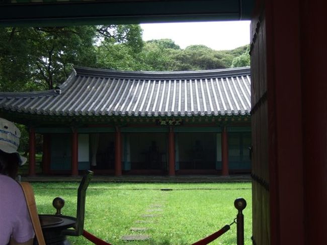 三聖殿<br />今から約4300年前、耽羅を創始した三乙那の位牌が安置された廟である。<br />新羅に入朝したソンジュ（星主）、王子、徒内の三?氏が右側に祀られている。<br />朝鮮朝粛宗24年（1698）に建立。<br />その後、数回に渡って修造した。