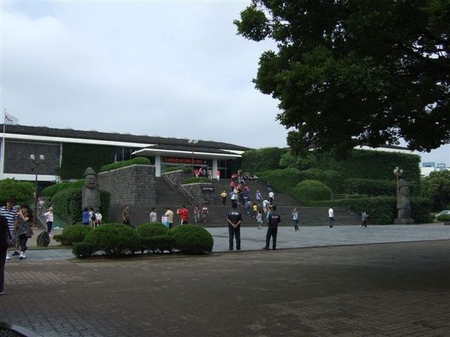 済州民族自然史博物館<br /><br />済州民族の歴史と自然が見られる博物館です。<br />入り口はトルハルバンがお出迎え^m^<br />島の成り立ちや昔の生活の様子等が展示してありました。<br />鳥や動物の剥製もありました。が、虫は。。。ちょっと。。。<br />虫でJEJUと虫文字（？）があったのはびっくり。