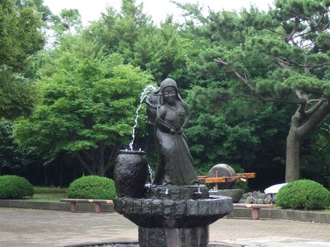 済州民族自然史博物館<br /><br />野外展示<br /><br />水がめと女性の像は他の場所でも見かけました。<br />水はけがいい土地なので雨水とかがすぐはけてしまうため女たちが水汲みをしてました。