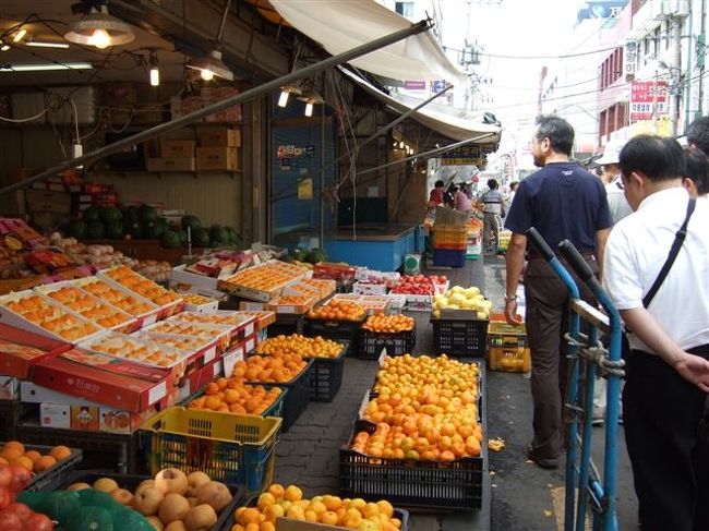 東門市場<br /><br />済州の中心地に位置した東門市場は済州島で一番歴史が長い市場です。<br />また、島内で生産される農・水産物を中心に販売している伝統在来市場です。島の台所的存在というところでしょうか。 <br /><br />済州島はみかんの産地でもありますが、この時期はハウスみかんです^m^<br />500gで5000ウォンって言われたけど、安いのか高いのかはよくわかりません。。。<br />で、みかんは諦め、プラムを買いました（後ほど写真に出てきます）。<br />
