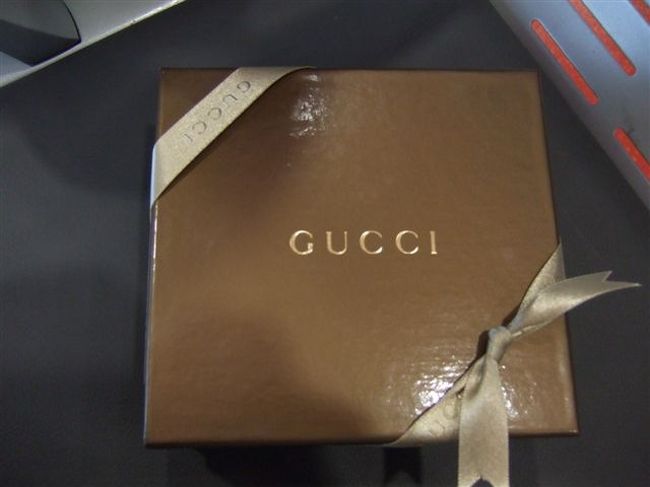 で、最終日の帰りの空港でドキドキしながら品物を受け取りました。<br />←なぜかラッピングされてました(^^♪<br />きっと「ご迷惑かけてすみません。。。」的なサービスなんだと思うけど(・∀・)ﾆﾔﾆﾔ<br />心配していたレシートですがこの箱の中にちゃんと入ってました♪<br /><br />＊一度リボンを外して中身をみたので写真のはリボンがちょっと上手くできてないかも。。。^^;