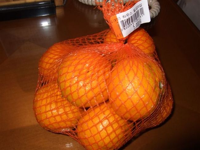 昼間、東門市場で買いそびれたので、近くのコンビニで買ったみかん。<br /><br />味は。。。ハウスみかんの味です^^;