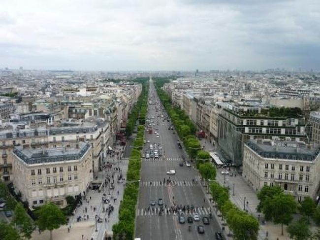 シャンゼリゼ大通りを上から。