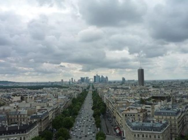 ラ・デファンスの方かな。<br /><br /><br />登るのがちょっぴり大変だけど、放射線状の通りと眺望は見る価値アリ！