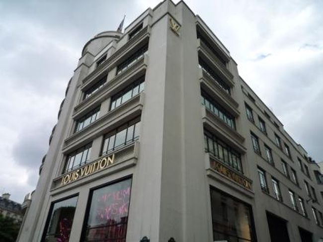 入場制限してたヴィトン本店。<br />欲しい物もあるし、頼まれ物もあるし、まずは下見。<br />のはずが、、値段見てビックリ！！<br />日本より超安いっっっ！！！<br /><br />まずは、１つＧＥＴ☆<br />