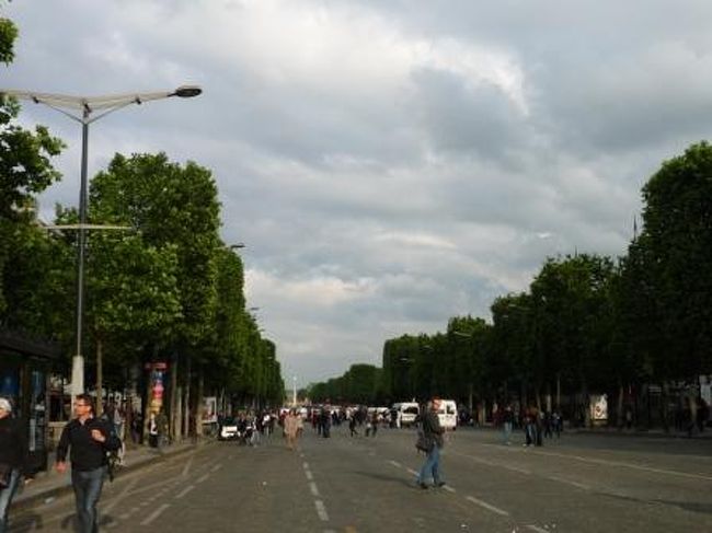 シャンゼリゼ大通りが封鎖！？<br />何やら向こうの方で人だかり。<br />デモかな・・？<br /><br />遠くにはコンコルド広場のオベリスクが。