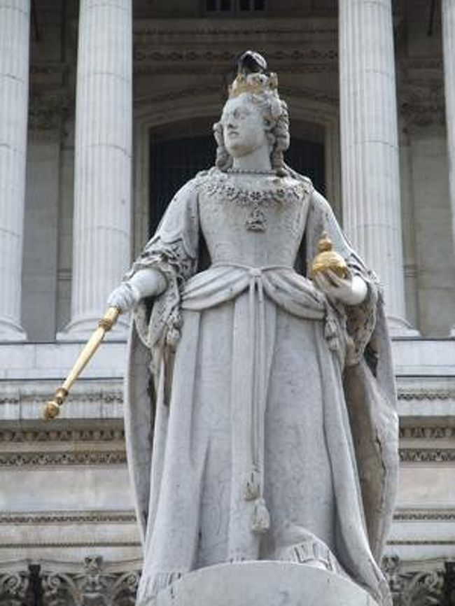 エリザベス１世プラス鳩<br /><br /><br />去年に引き続き、鳩つき偉人の写真ゲット。