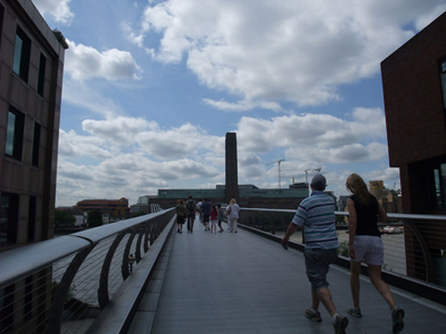 テート・モダンに向かう。