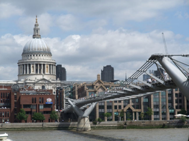 ミレニアム・ブリッジ渡り終わって、セントポール寺院を見てみる。<br /><br />晴れててきもちいい。
