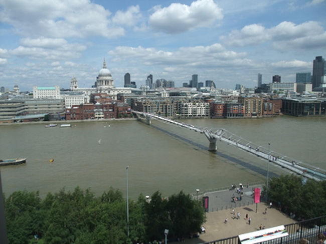 テート・モダンの上層階カフェから。<br />ロンドンもけっこう空ひろいなあ。