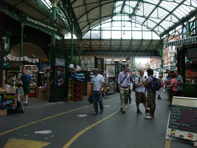 奥まで進んでいくと、どうもこのあたりはバラ・マーケットなんじゃないかと思う。<br /><br /><br />おいしいごはんがあるって、ガイドブックに書いてある！！やった！