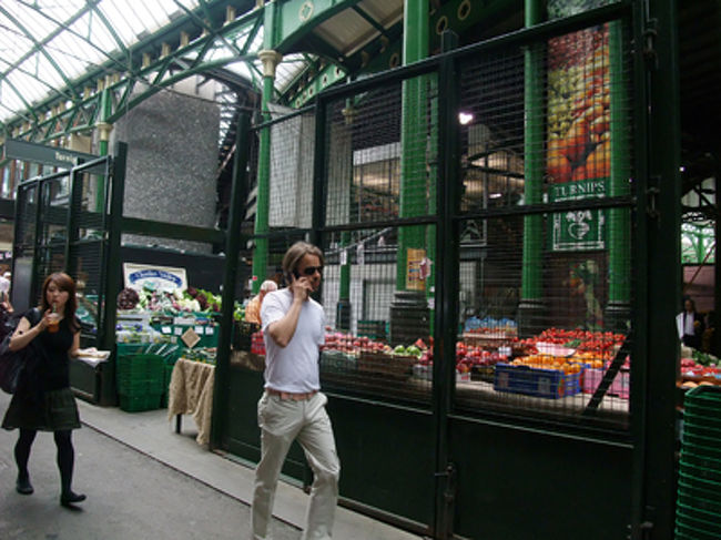 タイカレー、ハンバーガー、パン、スイーツ、イタリアンサラダ、生フルーツジュースなどなど、いろいろある！<br /><br /><br /><br />迷う。