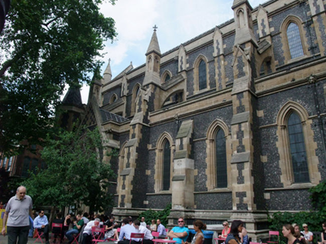 みんなここで食べてる。<br />なのでまねして食べる。<br /><br />生ハムにつられて買ったイタリアンサラダをおいしく食べて、まだ足りないので、カレーも買って食べた。安くておいしい！！