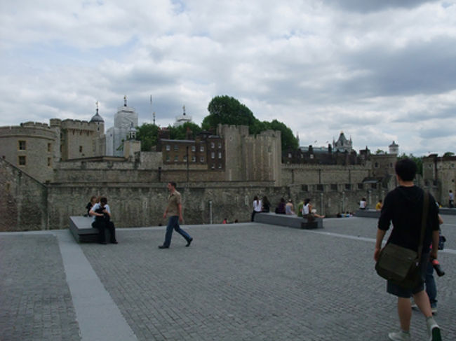 時間がなくなってきたので、中に入らずぐるっと回る。