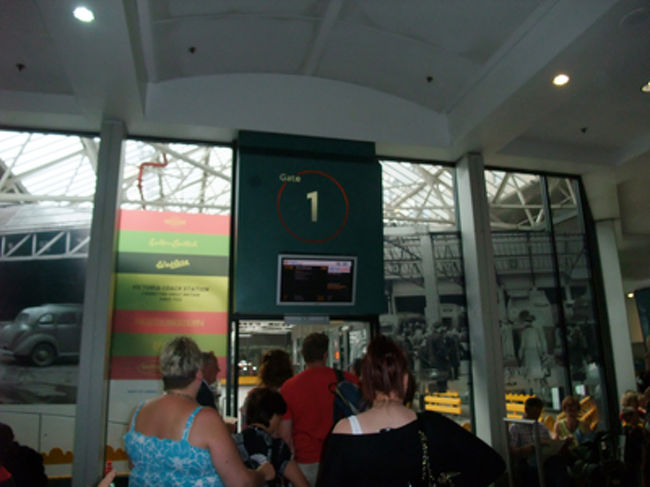 時間がなくなってきたので、急いでホテルにいって荷物ピックアップ。<br /><br />ビクトリア・コーチ・ステーションにきた。<br />ポーツマスまでいってフェリーに乗る。<br /><br />ビクトリア駅についた後、行きに地下鉄切符くれたひとをまねして、だれかに切符あげようかなー。と思いつつも、誰にあげたらよいのか分からず、大荷物でしまうのも面倒だから手にもって歩いてたら「それいらないならちょうだい」といきなり１０代くらいの男子に言われたので、はいよ。とあげてきた。<br /><br />ロンドンは地下鉄切符リサイクルが普通なのかしら。<br />まあ、希望かなったのでよし。