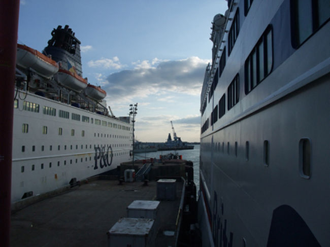 ロンドンから２時間以上かかってポーツマスについた。<br />フェリーターミナルの目の前までコーチがいってくれるので、すごく便利。<br /><br />ブリタニーフェリー(Brittany Ferry)に乗る。<br />フランスのサン・マロ行き。